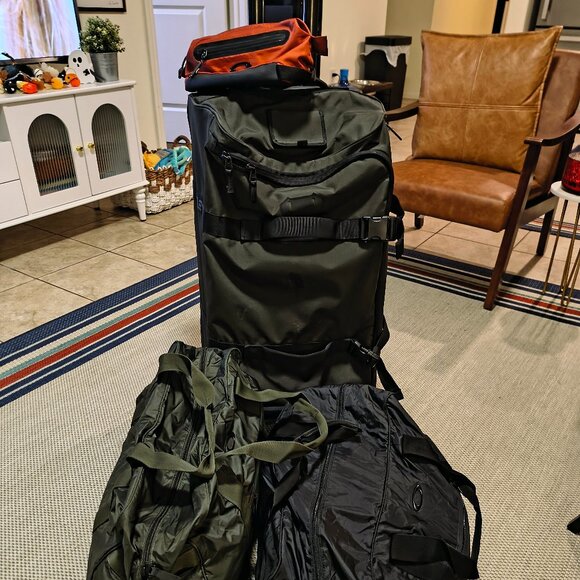 Oakley Travel Bundle - Picture 1 of 5